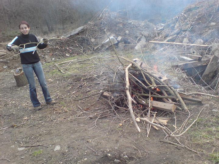 Alenka mezi tím zakládá na oheň...